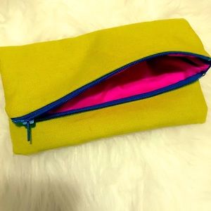 Discrete Sanitary pouch with silk lining